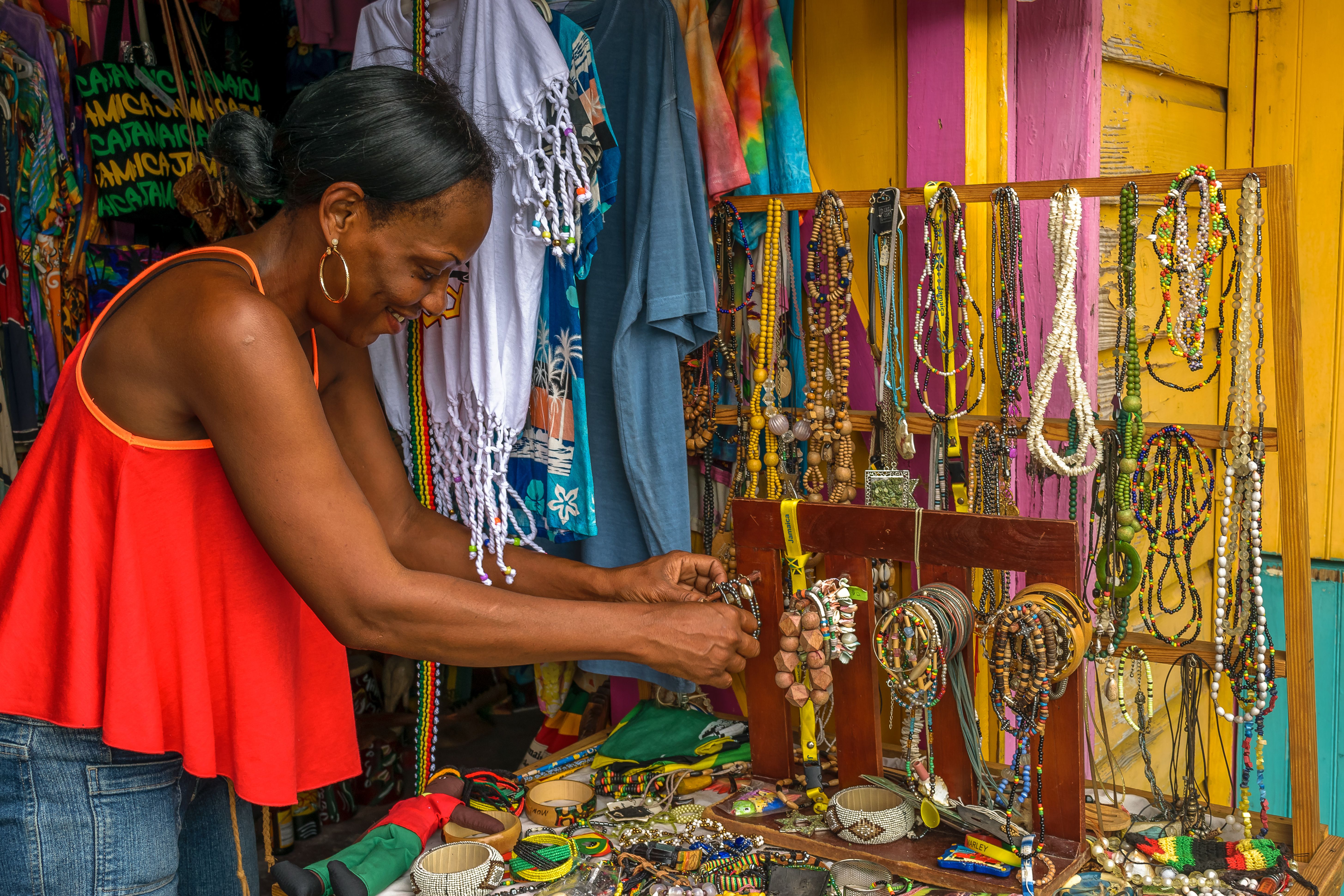Artisane de bijoux dans un marché caribéen, illustration non guyanaise